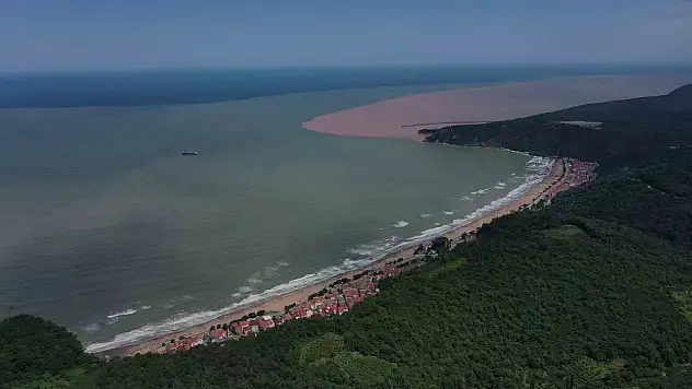 Sel sonrası sahilde oluşan kirlilik dron ile görüntülendi