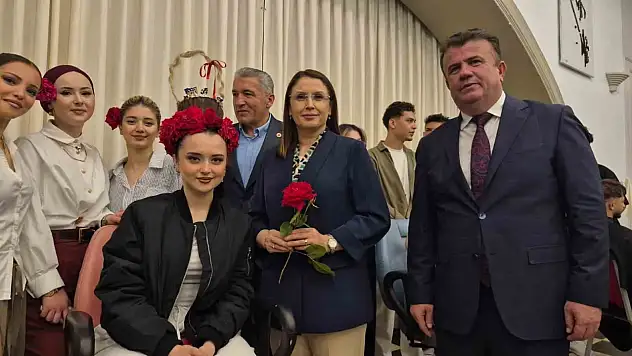 Sepet şeklinde tasarlanan insan saçında çikolata ikramı