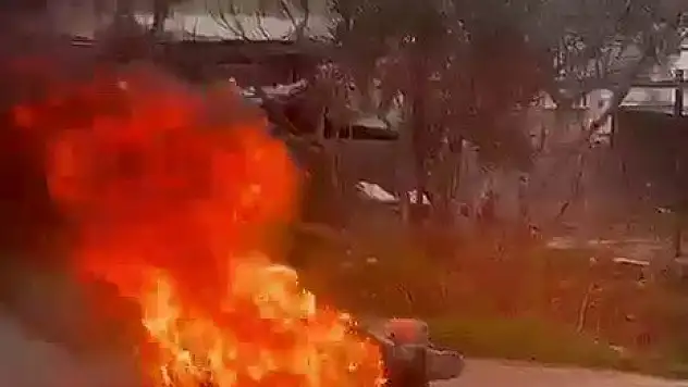 Seyir halindeki motosiklet yandı