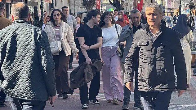Sıcak hava sokağa döktü