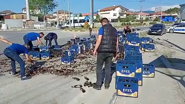 Şişe yüklü tırın kasa perdesi yırtıldı