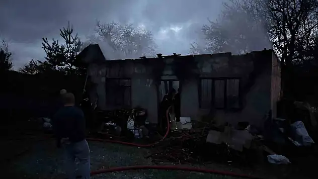 Hem kendini hem evi yaktı