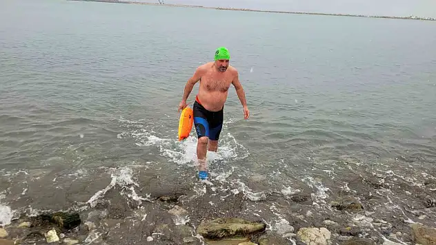 Soğuğa aldırış etmedi, kar altında denizde yüzdü