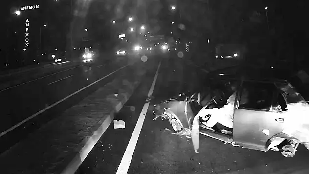 Sokak hayvanına çarpmamak için karşı şeride geçip panelvan minibüs ve motosiklete çarptı: 1 yaralı