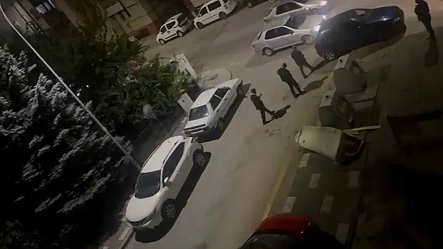 Sokak ortasında bıçak ile saldırmaya çalıştı
