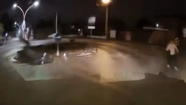 Sokakta köpeklerin kovaladığı genci böyle kurtardı: