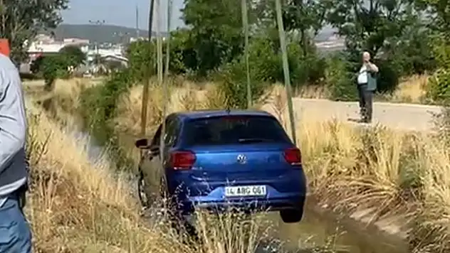 Sulama kanalına uçan otomobil, vinçle çıkarıldı