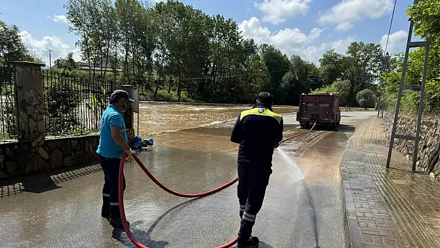 Sular çekildi temizlik çalışması başladı