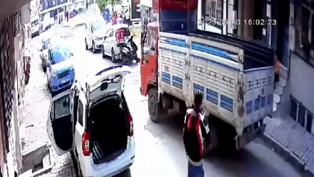 Babasının kamyonetini kaçıran çocuk araçlara çarparak kaçtı