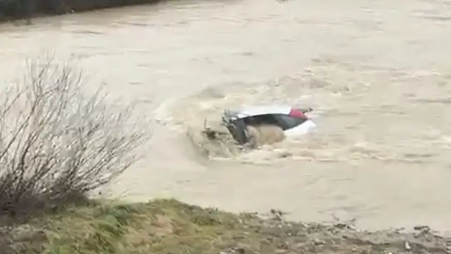 Sürücü kıyıya çıktı, otomobil suda kaldı: Vatandaşlar halatla müdahale etti