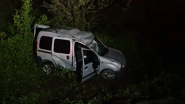 Sürücüsünün kontrolünden çıkan araç dereye uçtu