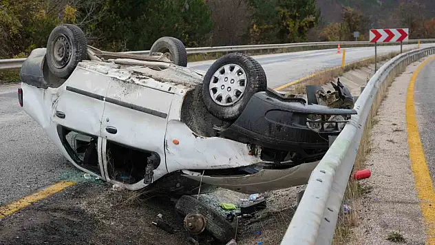 Takla atan otomobil alev aldı: 2 yaralı