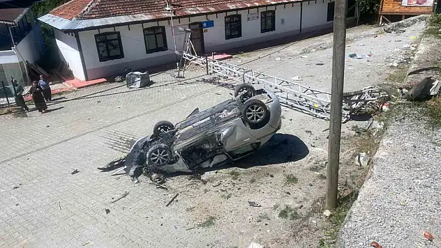 Takla atan otomobil aydınlatma direğine çarptı: 1 yaralı