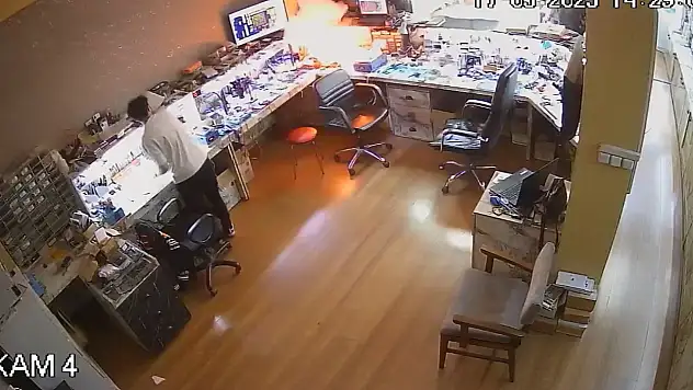 Tamir için servise getirilen telefon bomba gibi patladı