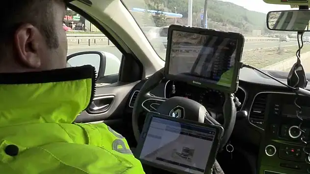 Tatil dönüşü D-100'de hareketlilik arttı: Radar ve teknolojik sistemlerle sürücülere sıkı denetim uygulandı