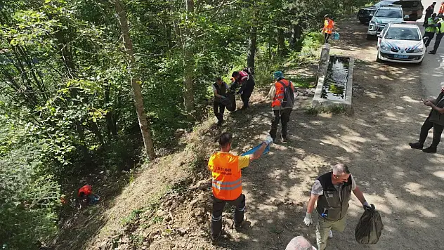 Tatilciler kirletti, gönüllüler temizledi