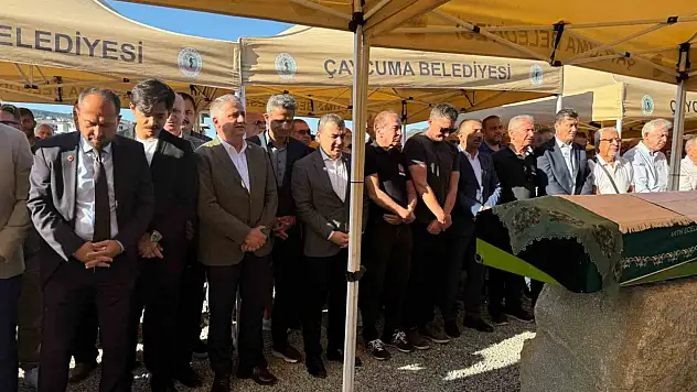 Tedavi gördüğü hastanede vefat eden belediye başkanının eşi toprağa verildi