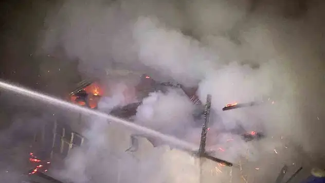 Tek katlı ev, yangında kullanılamaz hale geldi