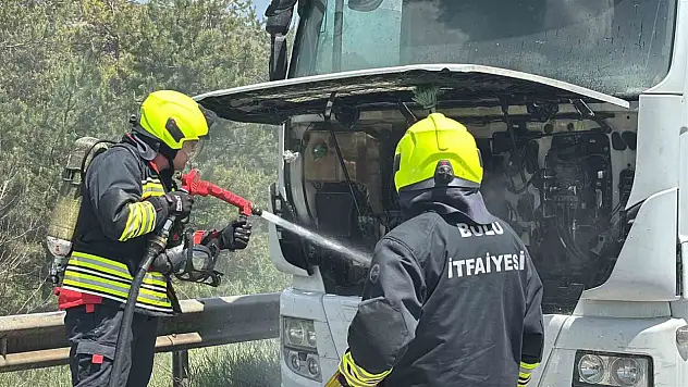 TEM'de alev alan tır, erken müdahaleyle söndürüldü