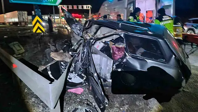 TEM'de bariyere çarpan otomobil parçalandı: 2 ağır yaralı