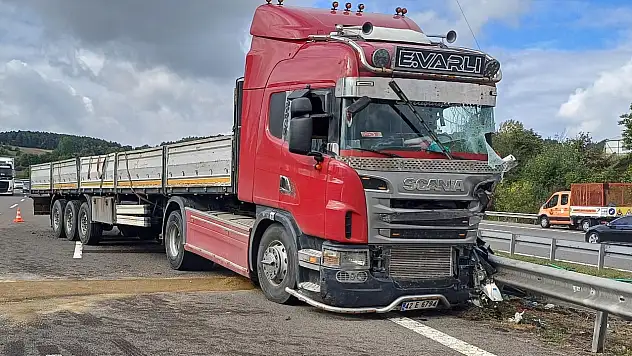 TEM'de bariyerlere çarpan tırın dorsesindeki demir profiller yola saçıldı: 1 yaralı