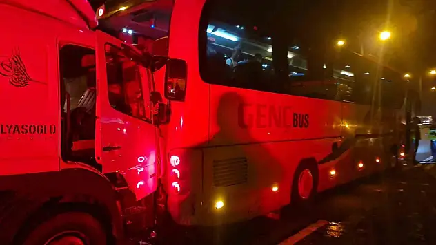 TEM'de lastiği patlayan otobüse kamyon çarptı: 1 yaralı