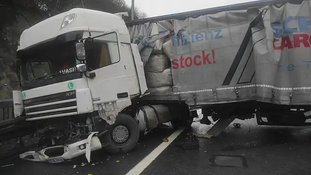 TEM'de makaslayan tır trafiği durdurdu