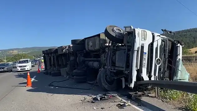 TEM Otoyolu'nda devrilen tırın dorsesindeki hurdalar yola saçıldı: 1 yaralı