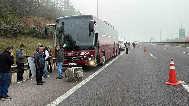 TEM Otoyolu'nda kamyonet, otomobil ve otobüs çarpıştı: 2 yaralı