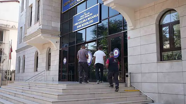 Temizlik personelleri buldukları cüzdanları polise teslim etti