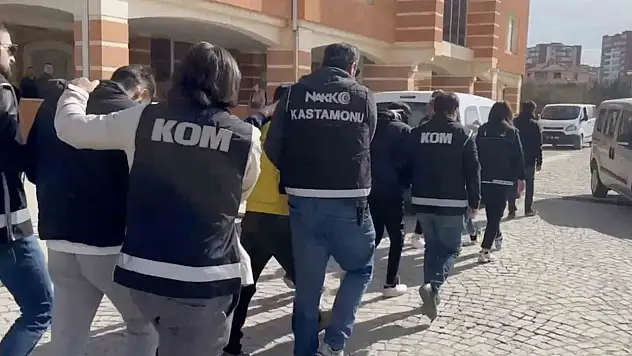 Ticari taksiyle uyuşturucu ticareti yapan sanıkların yargılanmasına devam edildi