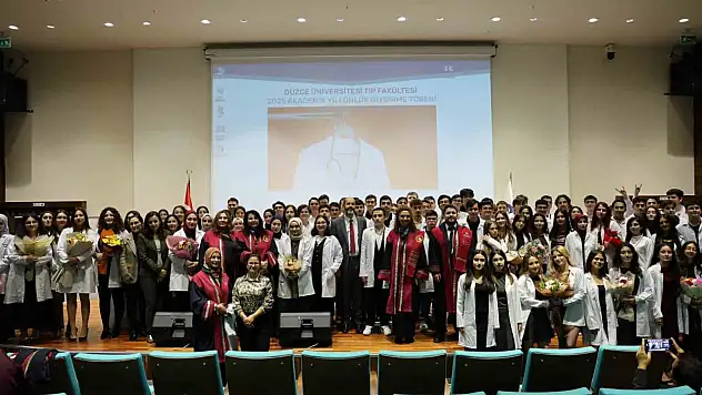 Tıp fakültesi öğrencileri beyaz önlüklerini giydi