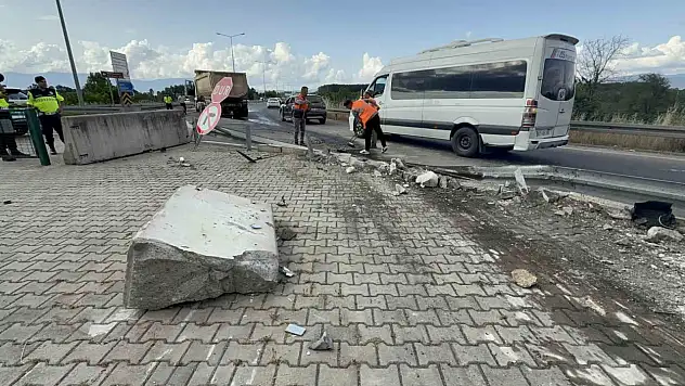 Tır, karayolları binasını teğet geçti: 1 tonluk beton blokları parçaladı