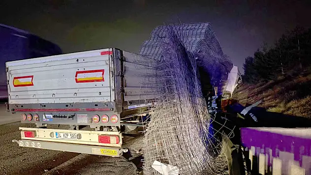 TIR önünde seyreden TIR'a çarptı: 1 yaralı