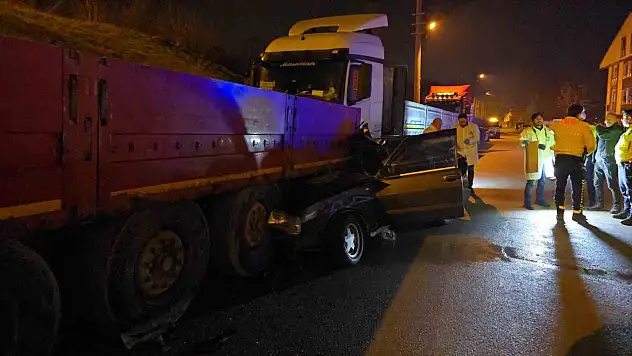 Tofaş tıra ok gibi saplandı: 1'i ağır 2 yaralı