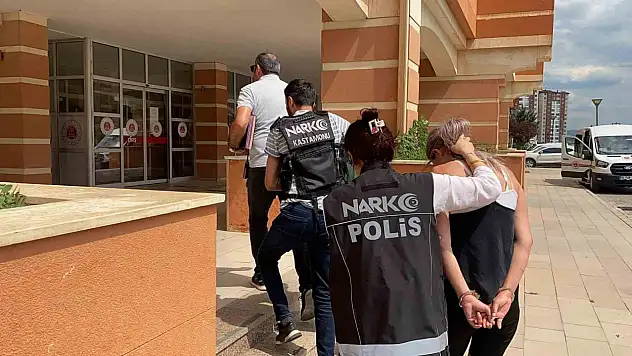 Trafik ekibinin durdurduğu motosikletteki şahısların üzerinden uyuşturucu çıktı: 2 tutuklama