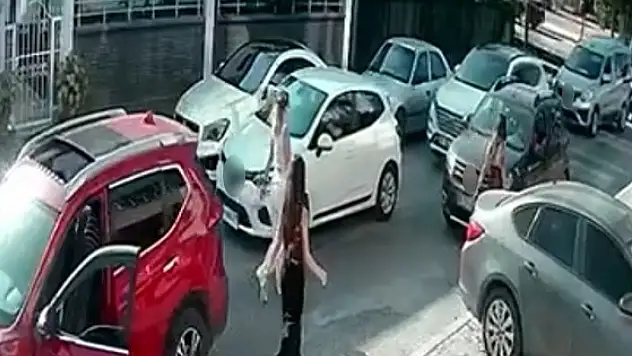 Trafikte araçtan inen 3 kadın çocuklu aileye saldırdı