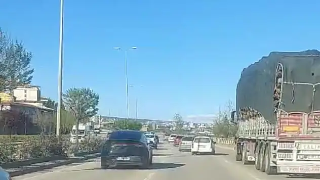 Trafikte defalarca şerit değiştirerek makas attı