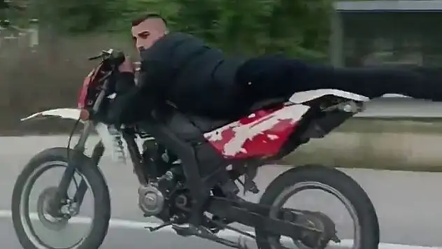 Trafikte tehlikeli yolculuklar kameraya yansıdı