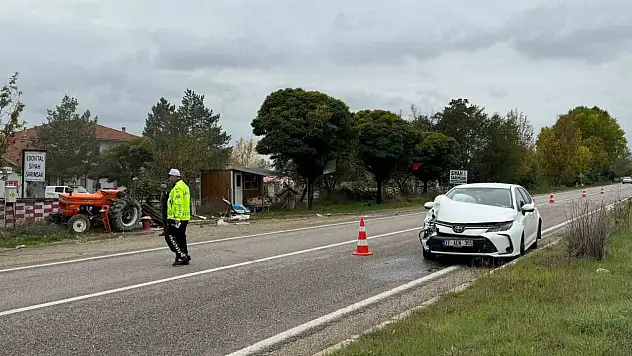 Traktöre çarpan otomobilin sürücüsü yaralandı