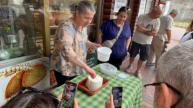 Turistik Karaelmas Ekspresi yolcuları Zonguldak'ın yöresel lezzetlerini tattı