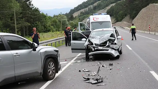 U dönüşü yapmaya çalışırken kazaya sebep oldu: 3'ü çocuk 5 yaralı