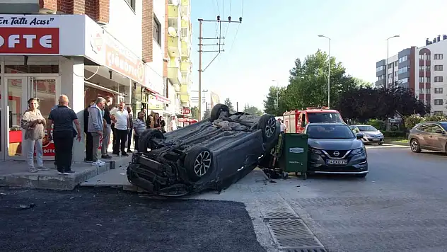 Üç araca çarpan otomobil takla attı, sürücü yara almadan kurtuldu