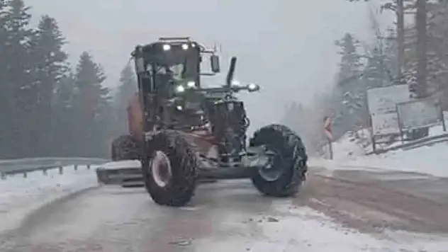 Uludağ'da bayramda kar sürprizi: Yollar beyaza büründü, ekipler seferber oldu