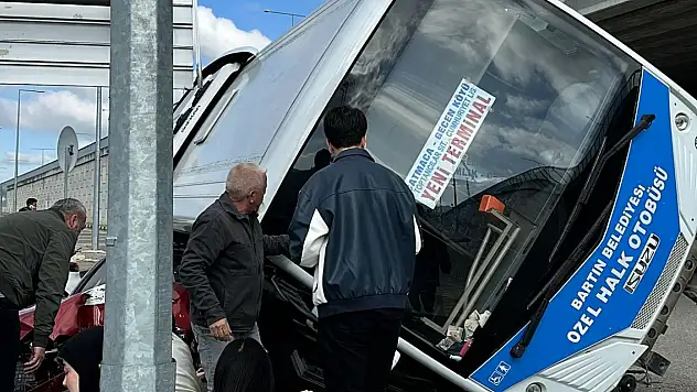 Üniversite kavşağında feci kaza