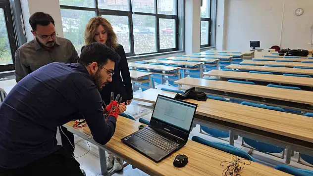 Üniversite öğrencilerinden işaret dilini sese ve yazıya çeviren akıllı eldiven: