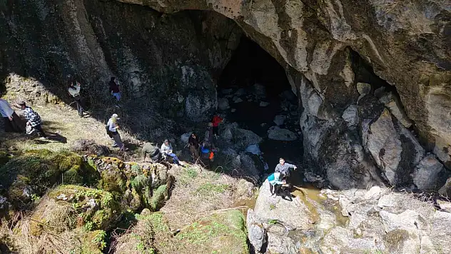 Üniversiteli gençlere, 19 Mayıs'ta kilometrelerce yürüdükten sonra Göce çorbası ikram edildi