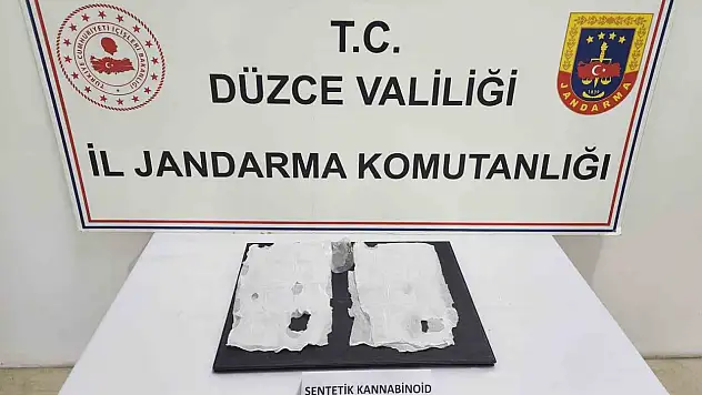 Uyuşturucu maddeyi peçeteye emdirip ayakkabısına saklamış