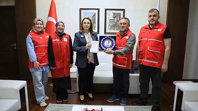 Vali Arslan, kurban bağışını Kızılay'a yaptı