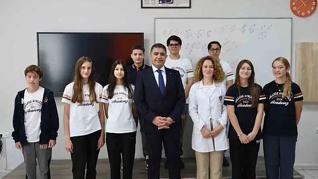 Vali Aslan öğrencilerle okullarda buluşuyor